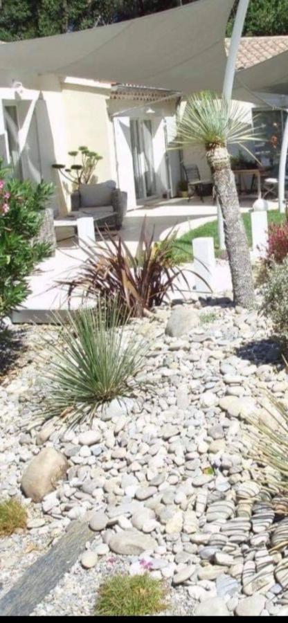 … Et La Fourmi Villa Saumane-de-Vaucluse Esterno foto